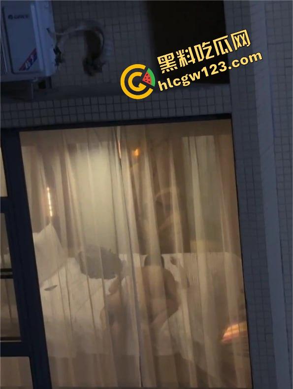 酒店激情夜全程直播，薄纱遮体却遮不住啪啪呻吟，对面楼几位老哥出差直接举手机围观，朦胧现场太顶了！  第4张