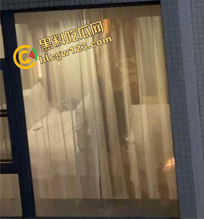 酒店激情夜全程直播，薄纱遮体却遮不住啪啪呻吟，对面楼几位老哥出差直接举手机围观，朦胧现场太顶了！  第5张