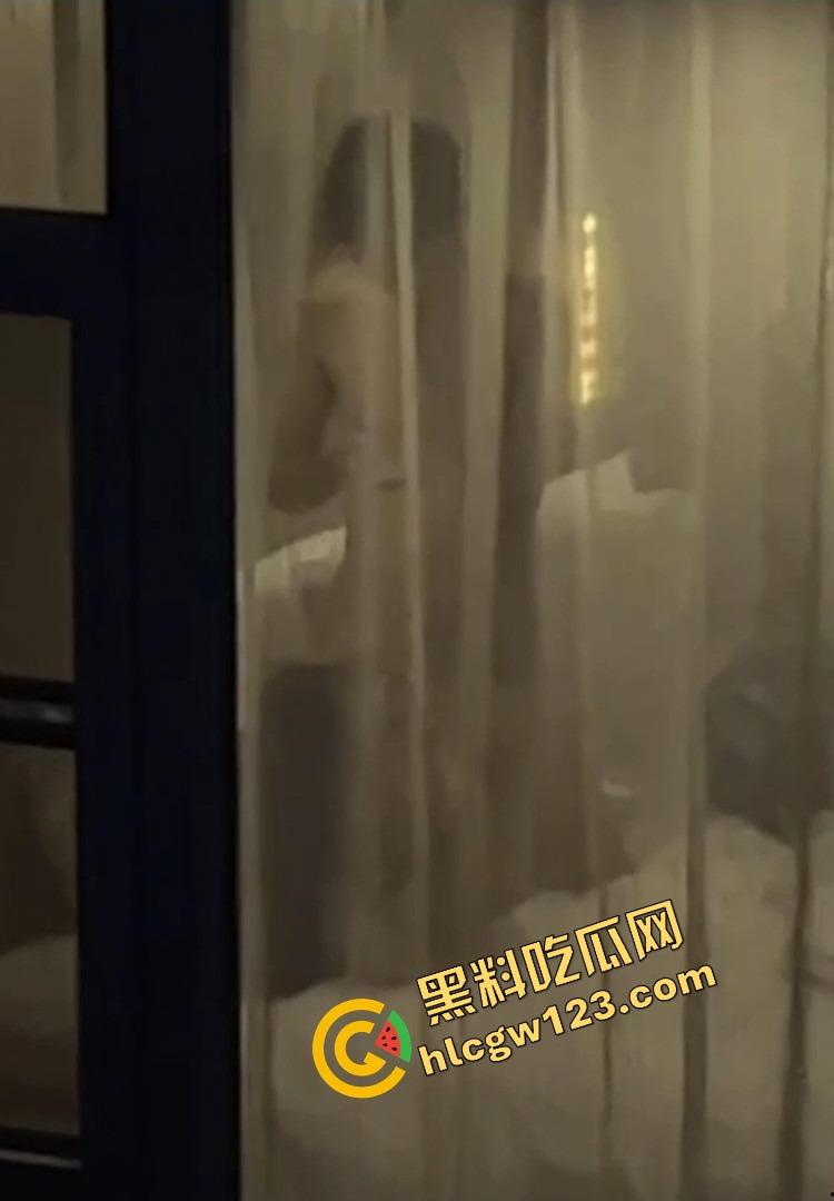 酒店激情夜全程直播，薄纱遮体却遮不住啪啪呻吟，对面楼几位老哥出差直接举手机围观，朦胧现场太顶了！  第8张