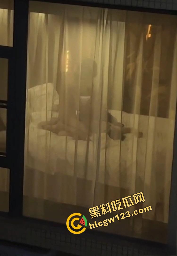 酒店激情夜全程直播，薄纱遮体却遮不住啪啪呻吟，对面楼几位老哥出差直接举手机围观，朦胧现场太顶了！  第9张