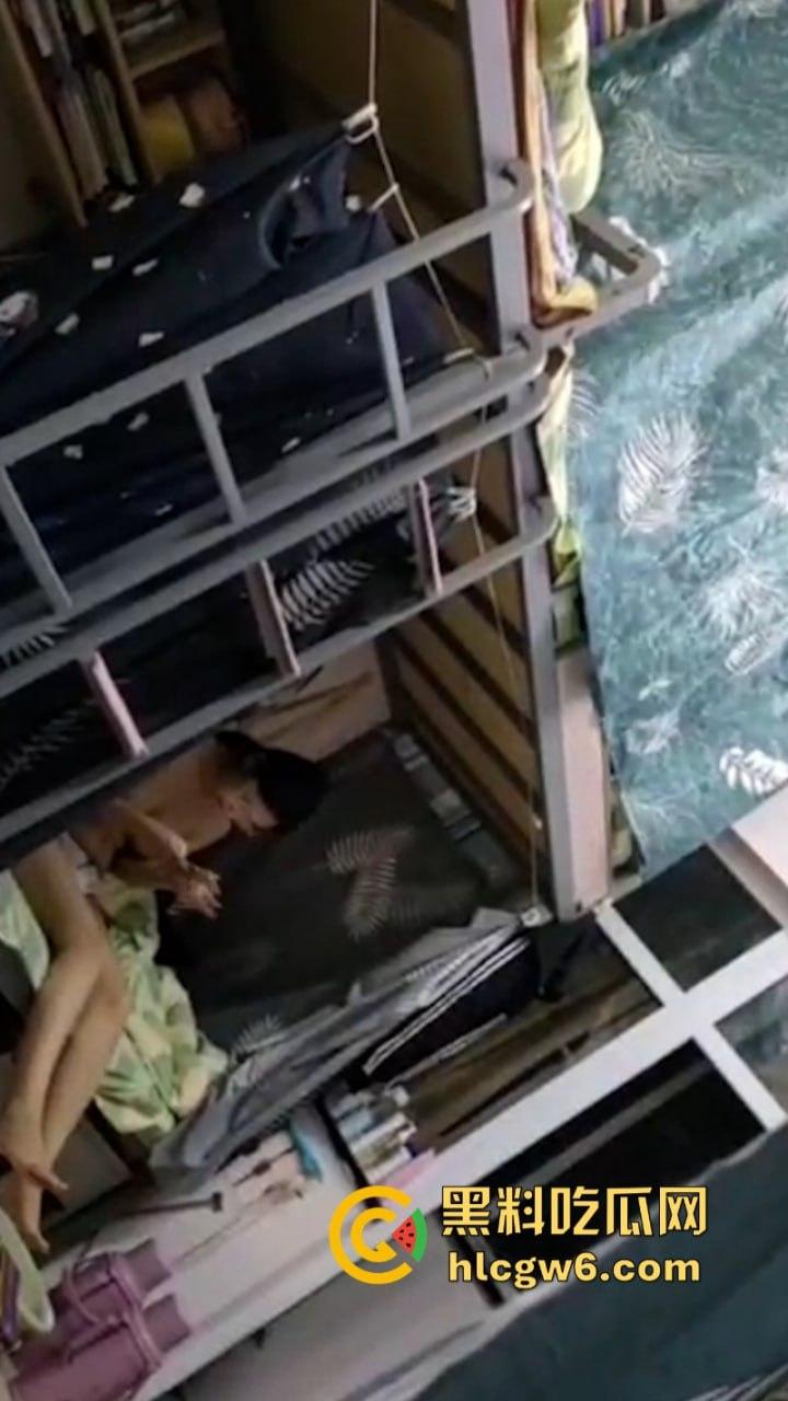 妹子还不起高利贷 被逼直播偷拍室友换衣服抵债！心里很矛盾 表示一天也不想坚持了！  第1张