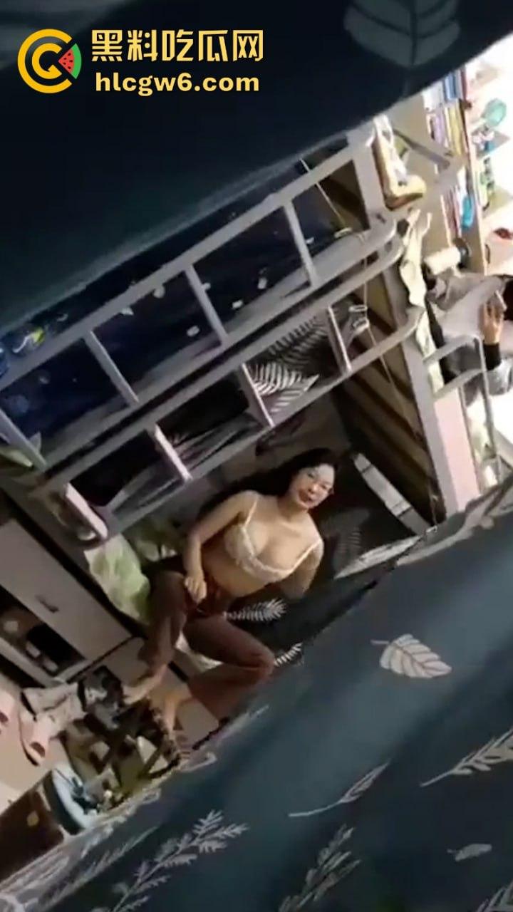 妹子还不起高利贷 被逼直播偷拍室友换衣服抵债！心里很矛盾 表示一天也不想坚持了！  第2张