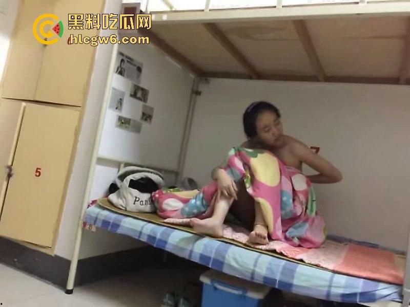 妹子还不起高利贷 被逼直播偷拍室友换衣服抵债！心里很矛盾 表示一天也不想坚持了！  第3张