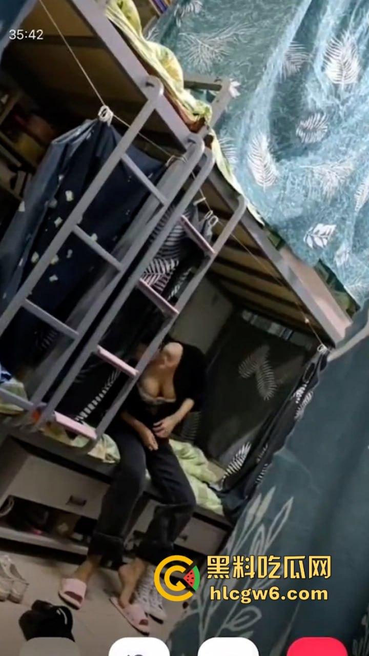 妹子还不起高利贷 被逼直播偷拍室友换衣服抵债！心里很矛盾 表示一天也不想坚持了！  第5张