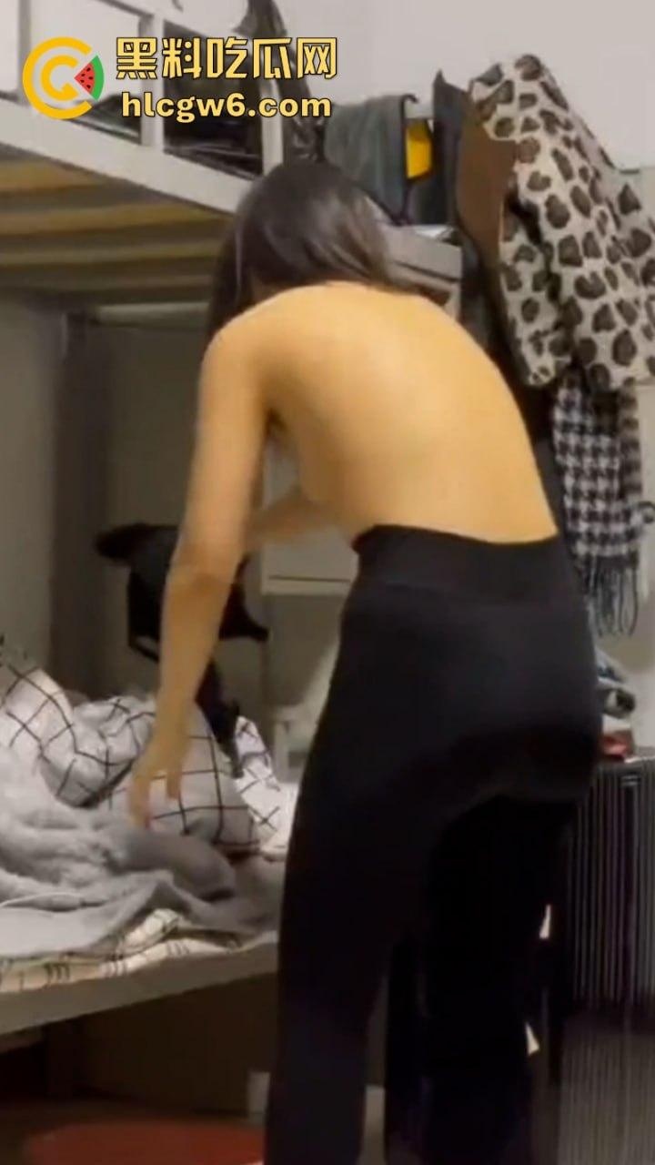 妹子还不起高利贷 被逼直播偷拍室友换衣服抵债！心里很矛盾 表示一天也不想坚持了！  第7张