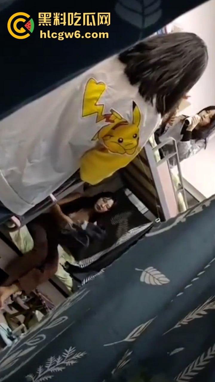 妹子还不起高利贷 被逼直播偷拍室友换衣服抵债！心里很矛盾 表示一天也不想坚持了！  第8张