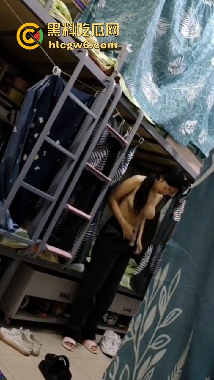 妹子还不起高利贷 被逼直播偷拍室友换衣服抵债！心里很矛盾 表示一天也不想坚持了！  第13张