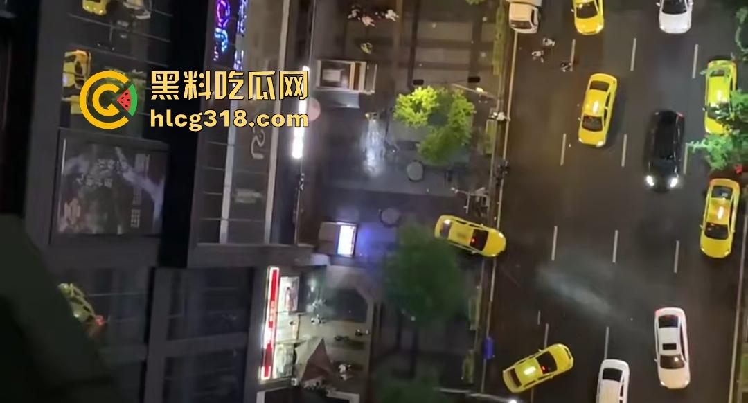 重庆九街6.21出租车撞人大乱斗，口嗨哥挑衅真实哥，力拍引擎盖天场面鸡飞狗跳！  第2张