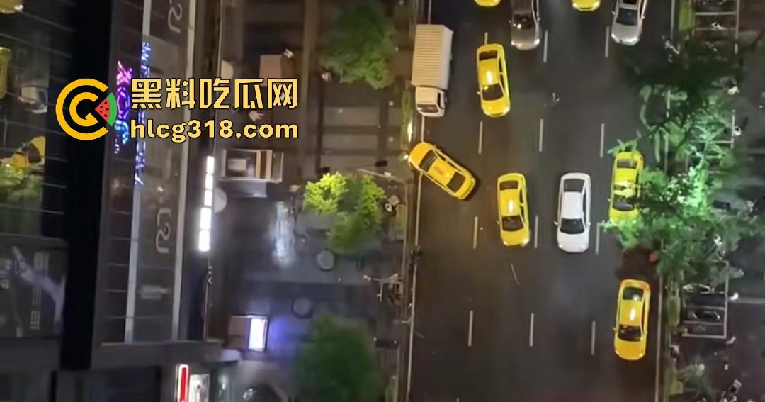 重庆九街6.21出租车撞人大乱斗，口嗨哥挑衅真实哥，力拍引擎盖天场面鸡飞狗跳！  第3张