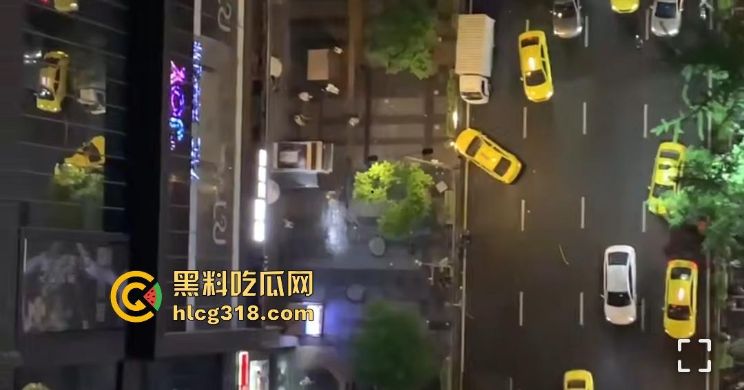 重庆九街6.21出租车撞人大乱斗，口嗨哥挑衅真实哥，力拍引擎盖天场面鸡飞狗跳！  第4张