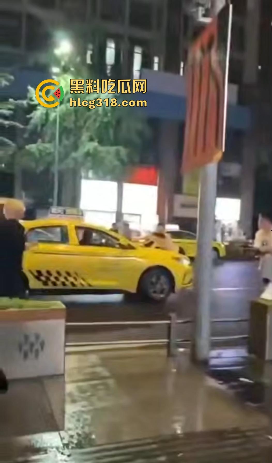 重庆九街6.21出租车撞人大乱斗，口嗨哥挑衅真实哥，力拍引擎盖天场面鸡飞狗跳！  第5张