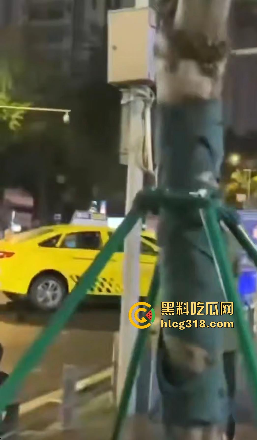 重庆九街6.21出租车撞人大乱斗，口嗨哥挑衅真实哥，力拍引擎盖天场面鸡飞狗跳！  第7张