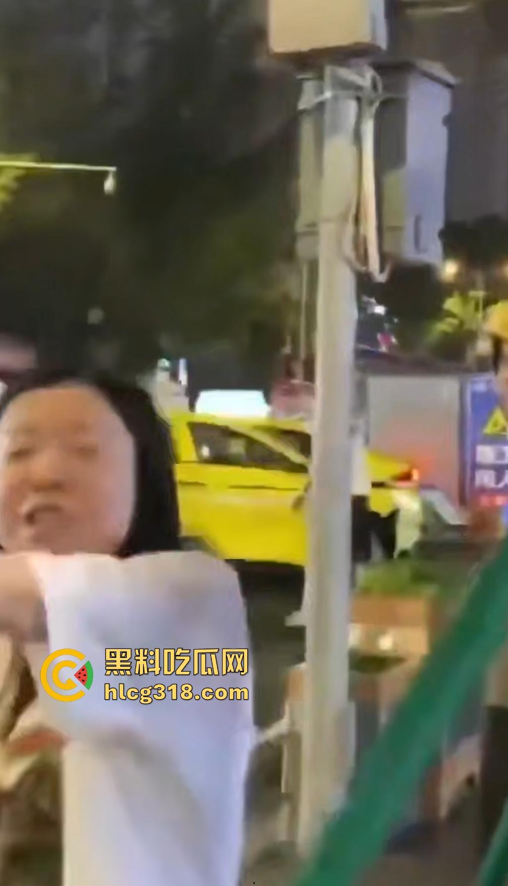 重庆九街6.21出租车撞人大乱斗，口嗨哥挑衅真实哥，力拍引擎盖天场面鸡飞狗跳！  第8张