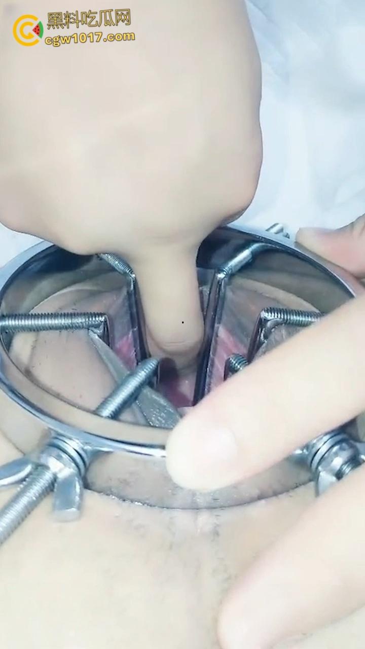 国产女主播的直播虐逼，极限扩阴展示粉嫩宫腔，各种瓶子都往自己骚逼里怼，雪花出多少我青岛加一倍！  第7张