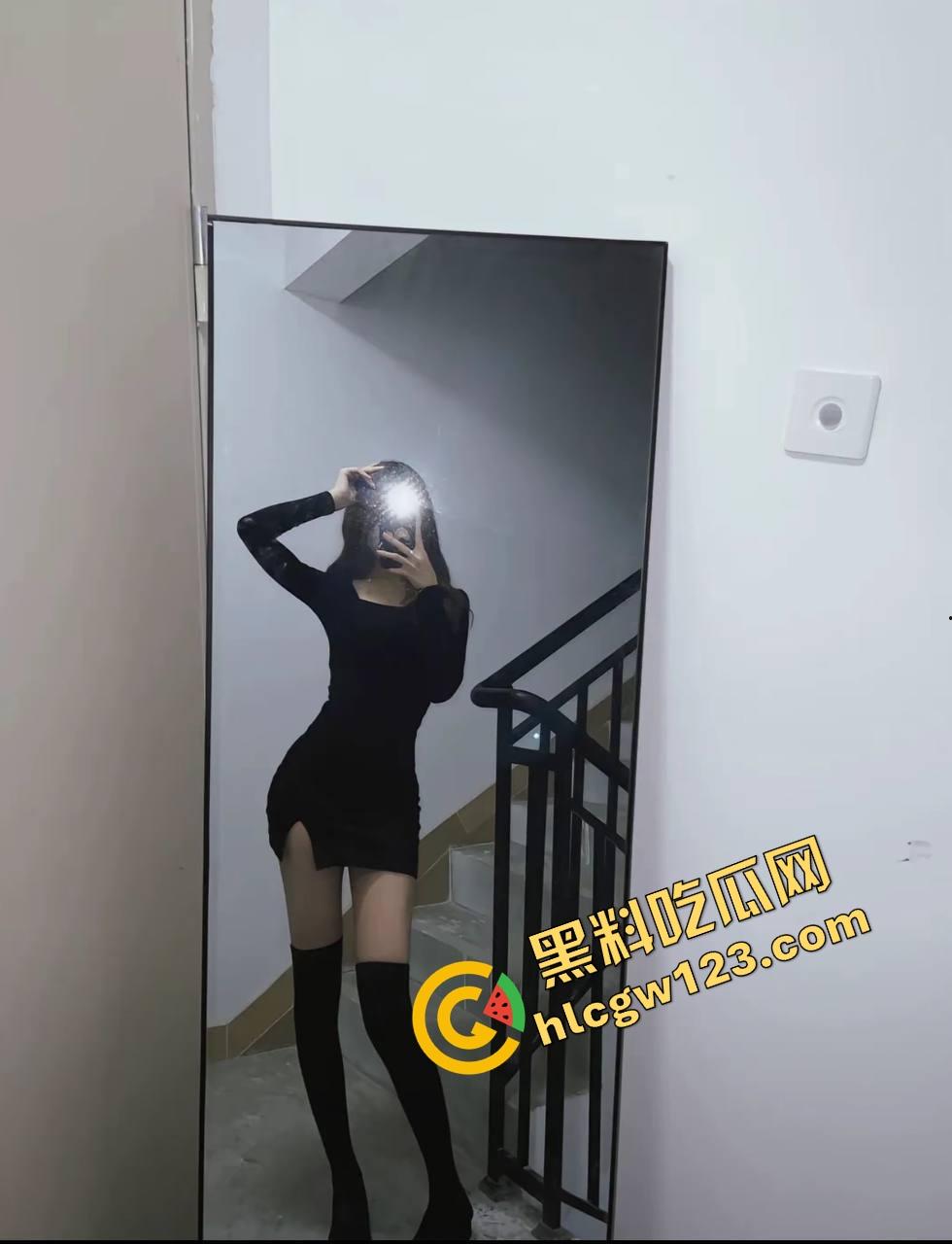 踩鸡女王驾到，瓦学弟高跟榨精6次崩溃，鸡巴紫到发光，女王脚底全是黏液到脚后跟！  第1张