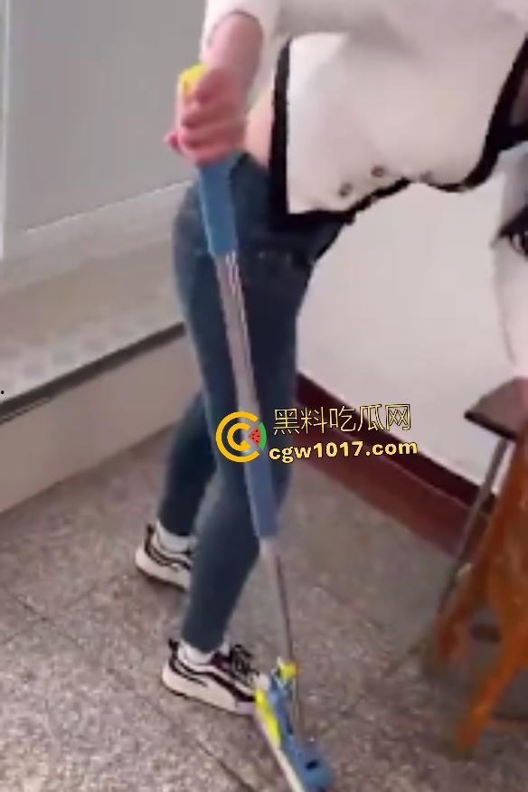 海角姐弟出租房搞卫生变搞B，姐姐插跳蛋打扫还掐脖喊爸爸操我，手指抠逼几下就喷水，后入内射酸奶浓精！  第1张