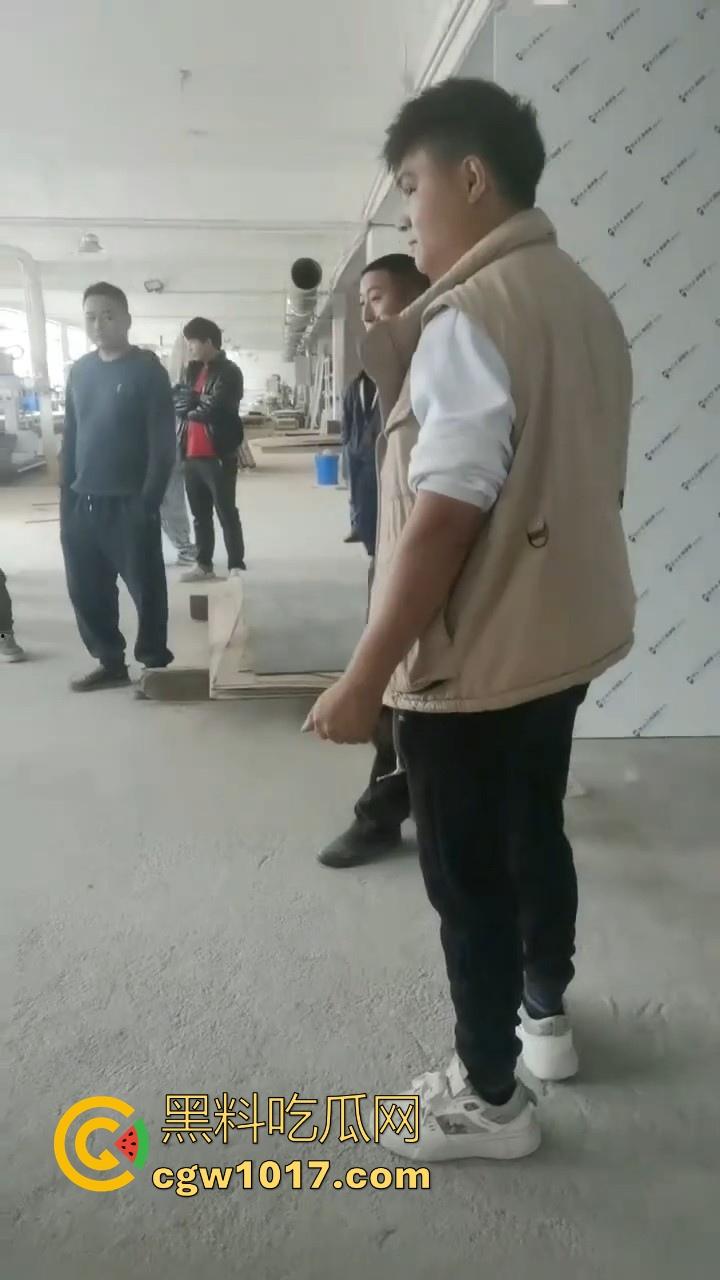 贵州龙里水长乡家具厂拖欠工资，员工携带孩子上门讨要薪资，抱着老板的大腿，都这样了不是哥们你还打算不给啊！  第1张