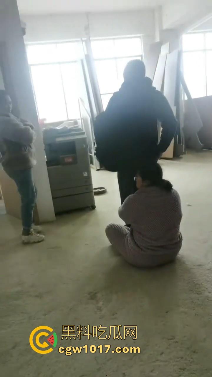 贵州龙里水长乡家具厂拖欠工资，员工携带孩子上门讨要薪资，抱着老板的大腿，都这样了不是哥们你还打算不给啊！  第3张