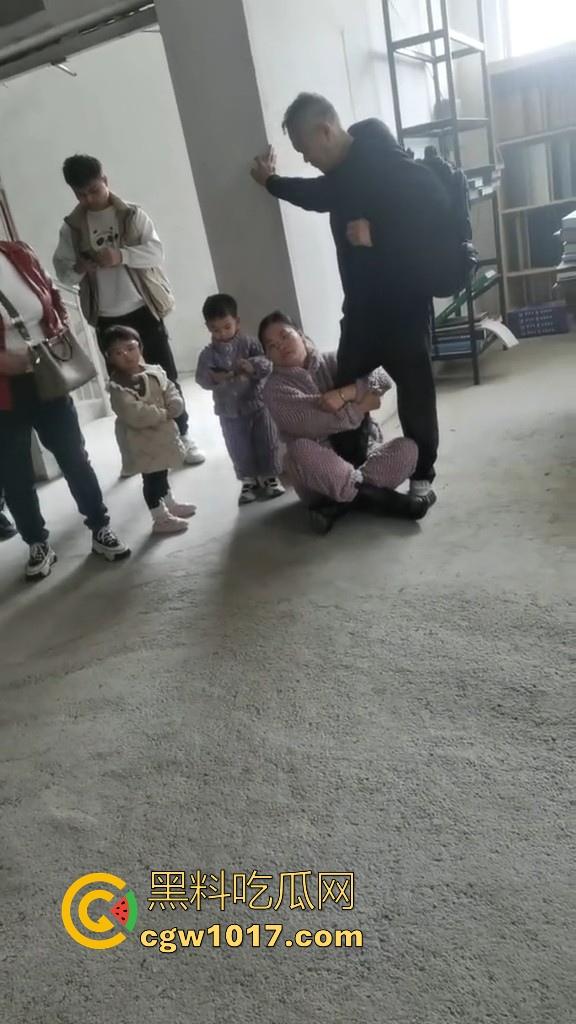 贵州龙里水长乡家具厂拖欠工资，员工携带孩子上门讨要薪资，抱着老板的大腿，都这样了不是哥们你还打算不给啊！  第7张
