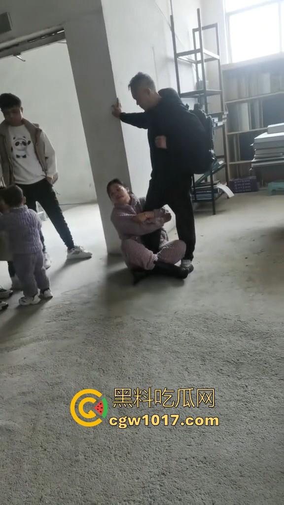 贵州龙里水长乡家具厂拖欠工资，员工携带孩子上门讨要薪资，抱着老板的大腿，都这样了不是哥们你还打算不给啊！  第9张