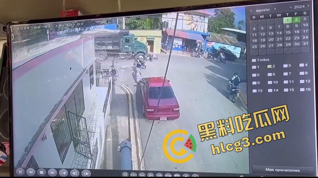 多米尼加 一卡车刹车失灵 连环撞车 碾压摩托车 致2人当场死亡 多人受伤！  第1张