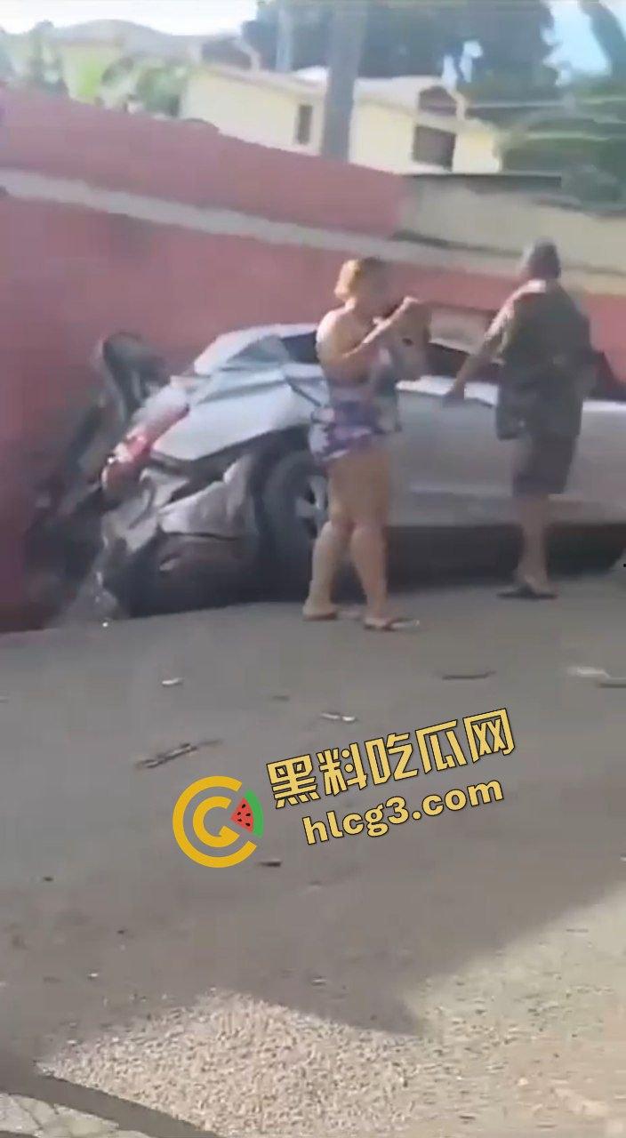 多米尼加 一卡车刹车失灵 连环撞车 碾压摩托车 致2人当场死亡 多人受伤！  第2张