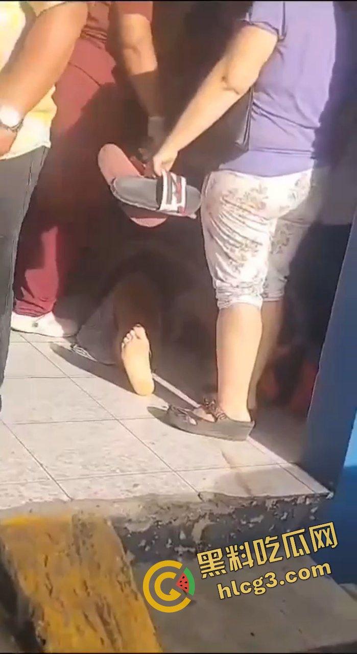 多米尼加 一卡车刹车失灵 连环撞车 碾压摩托车 致2人当场死亡 多人受伤！  第3张