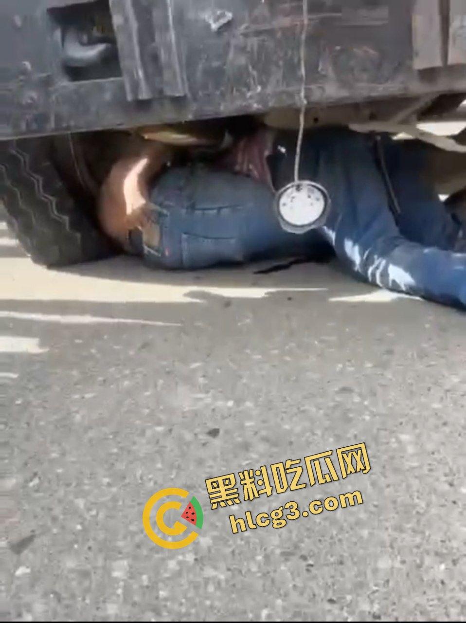 多米尼加 一卡车刹车失灵 连环撞车 碾压摩托车 致2人当场死亡 多人受伤！  第5张