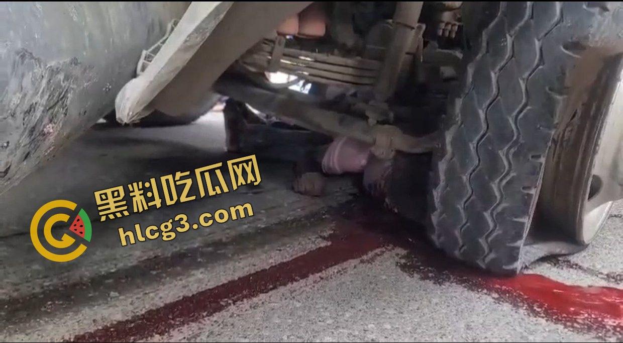 多米尼加 一卡车刹车失灵 连环撞车 碾压摩托车 致2人当场死亡 多人受伤！  第6张