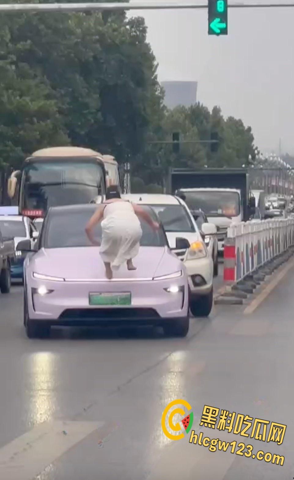 河南洛阳街头惊现症女子，机动车道持械狂砸多车，警方火速介入！  第4张