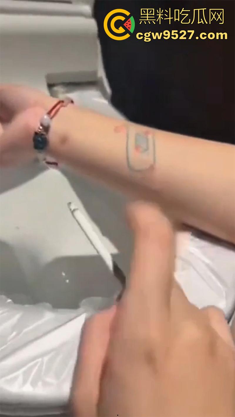 全网疯传马桶割腕女孩，真实自杀鸡皮疙瘩都起来了，脂肪层都割开了，还扒拉了一下，太重口了！  第1张