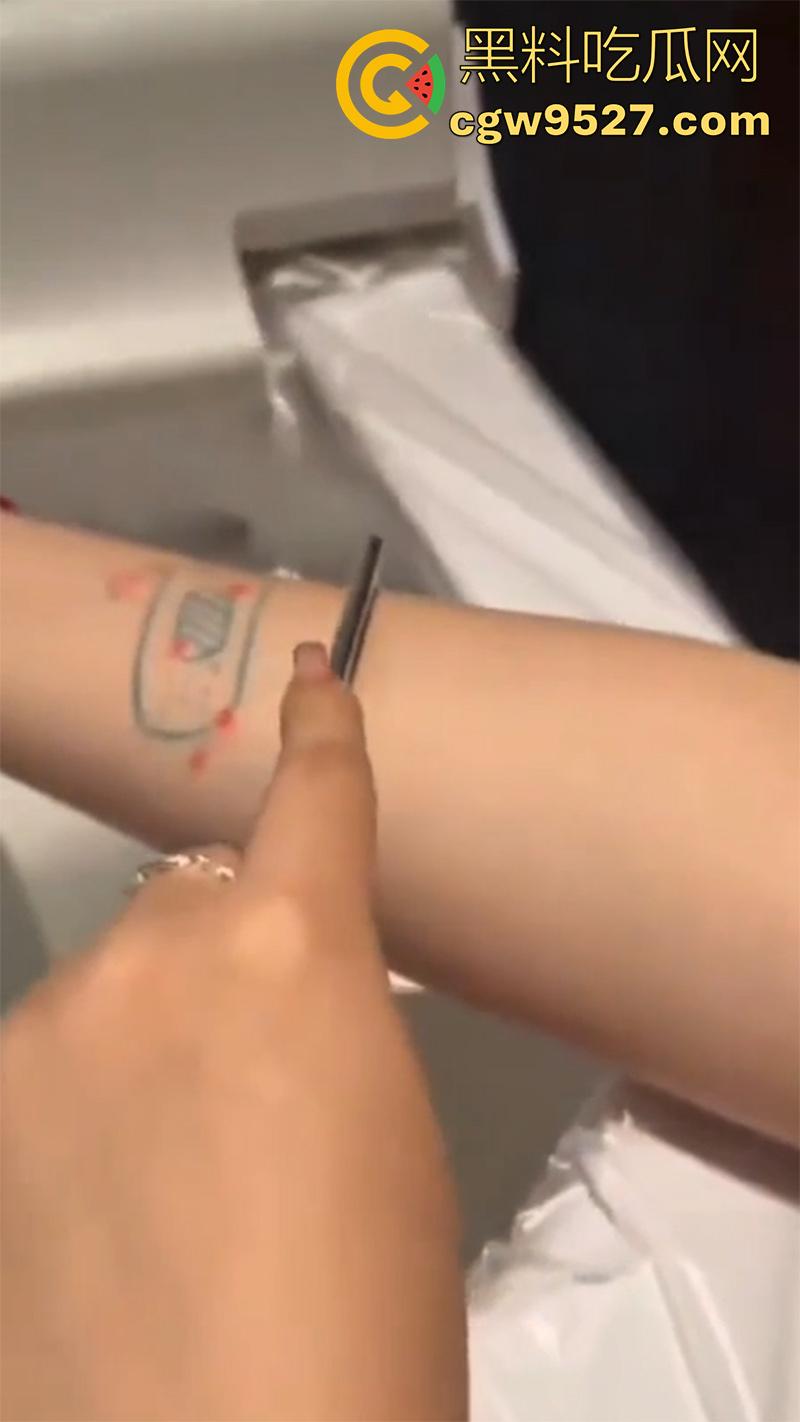 全网疯传马桶割腕女孩，真实自杀鸡皮疙瘩都起来了，脂肪层都割开了，还扒拉了一下，太重口了！  第2张