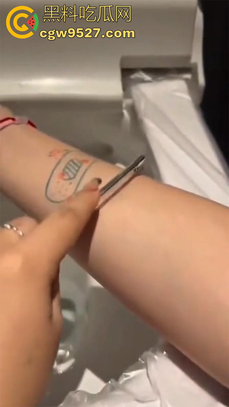 全网疯传马桶割腕女孩，真实自杀鸡皮疙瘩都起来了，脂肪层都割开了，还扒拉了一下，太重口了！  第3张