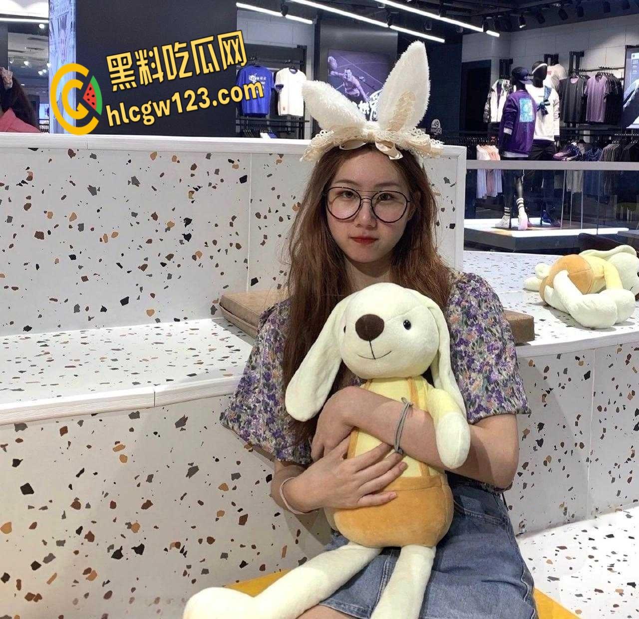 清纯学生妹用身体帮炮友过生日，唱完生日快乐歌就直接开始，真是个懂事的小母狗！  第1张