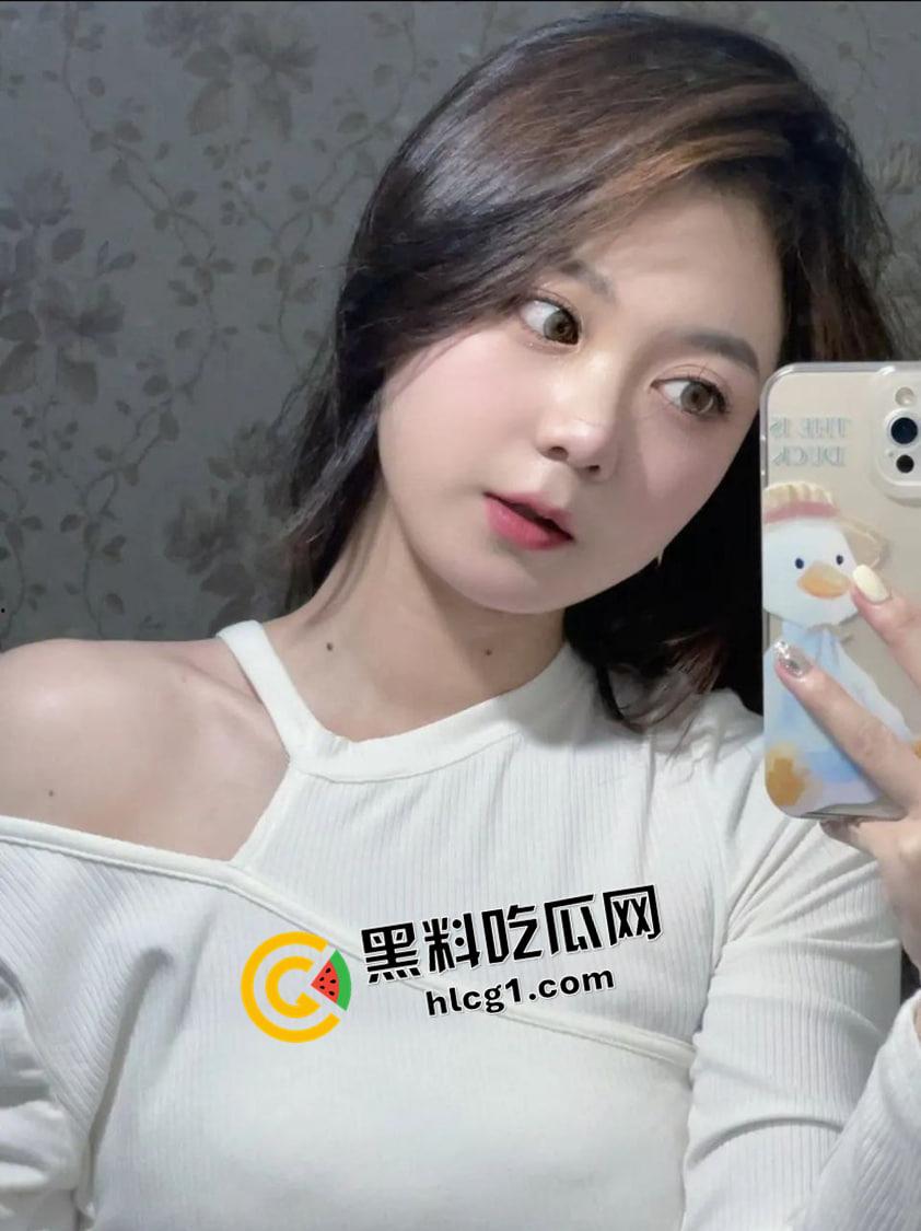 探花女主都能开？99年美女【李思瑶】下海 被实名吐槽大黑逼 我看这也不黑啊  第4张