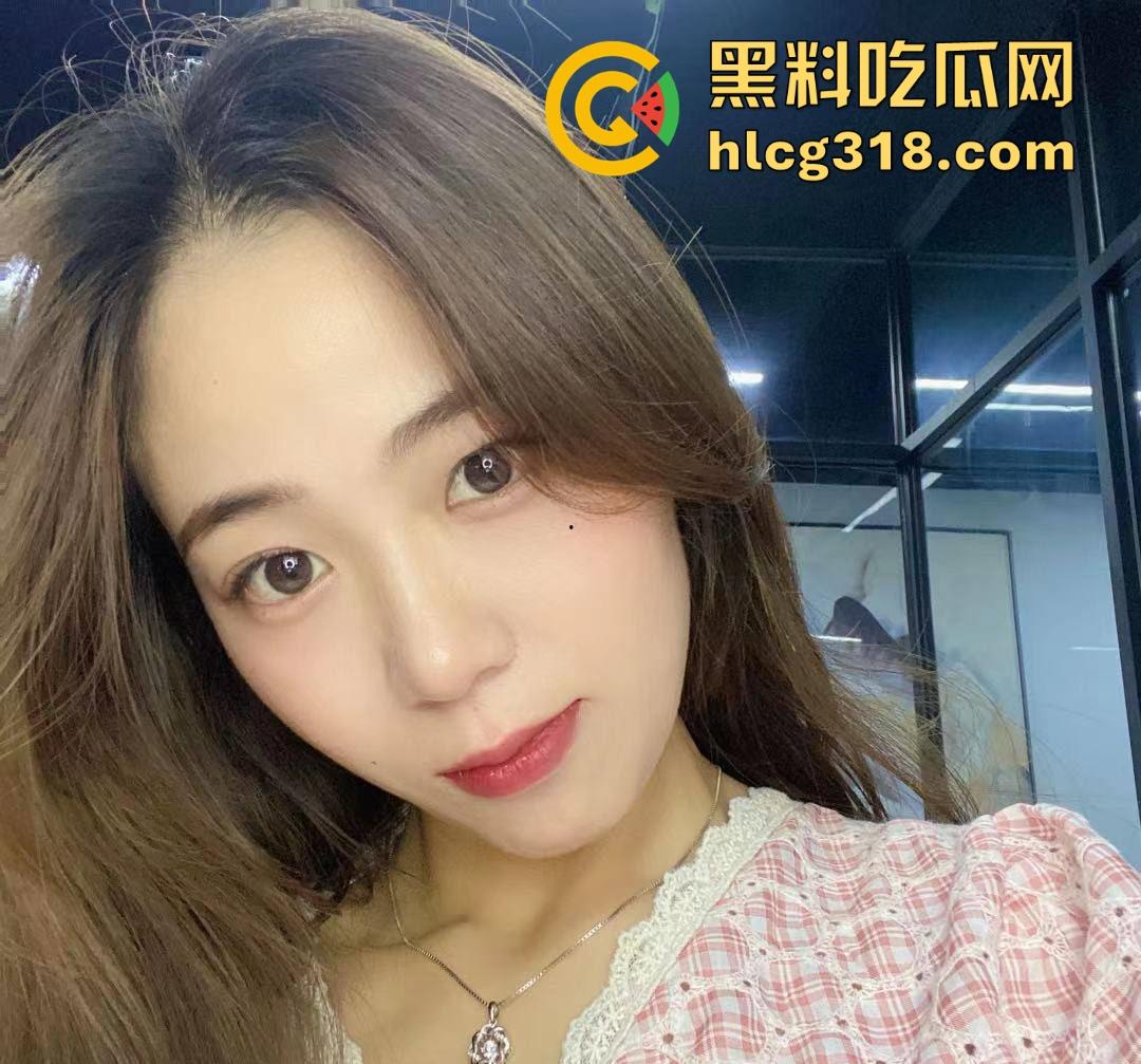 上海大学反差嫩妹【刘佳佳】可爱清纯萝莉，后入暴力抽插无套内射，性爱露脸视频曝光！  第1张