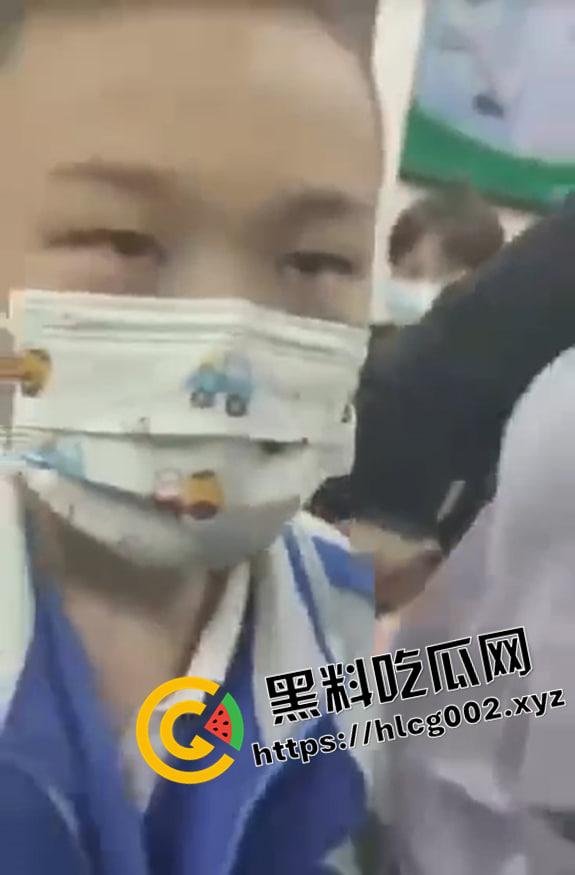 小兵探花！地铁上流氓小学生抄底小姐姐 被抓住找家长 年少有为 以后探花没你我不看  第1张