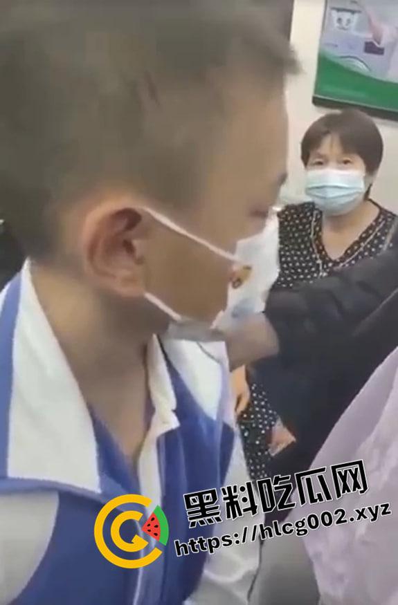 小兵探花！地铁上流氓小学生抄底小姐姐 被抓住找家长 年少有为 以后探花没你我不看  第2张