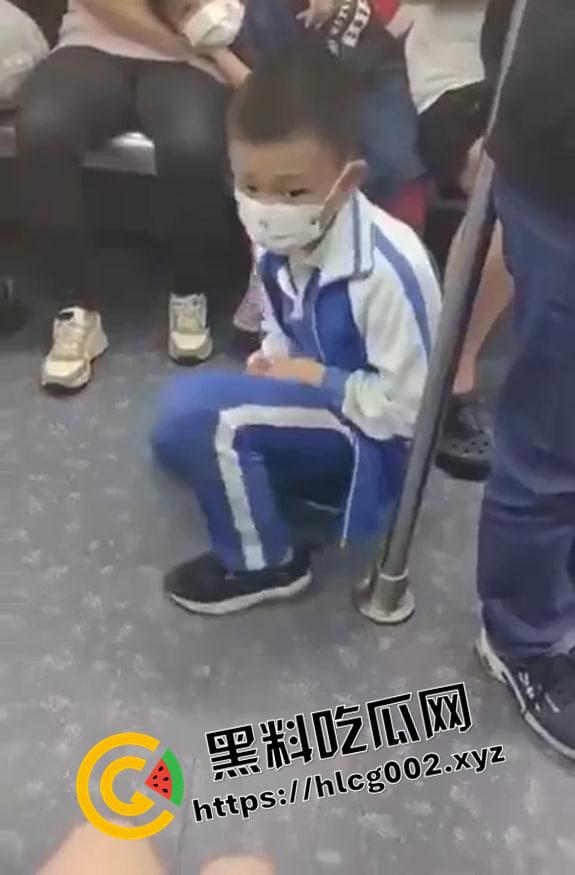 小兵探花！地铁上流氓小学生抄底小姐姐 被抓住找家长 年少有为 以后探花没你我不看  第3张