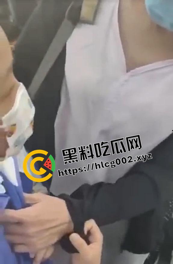 小兵探花！地铁上流氓小学生抄底小姐姐 被抓住找家长 年少有为 以后探花没你我不看  第4张
