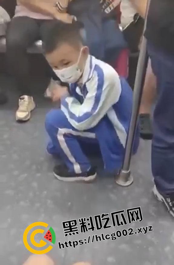 小兵探花！地铁上流氓小学生抄底小姐姐 被抓住找家长 年少有为 以后探花没你我不看  第6张