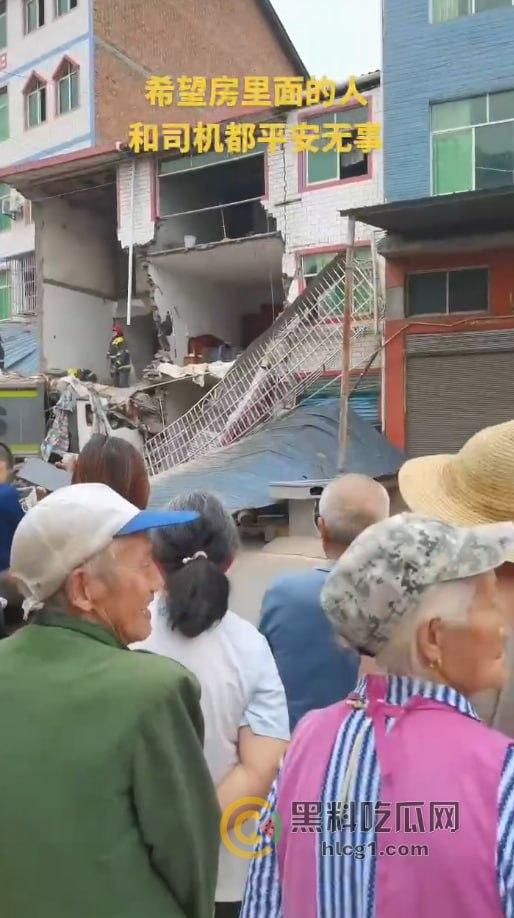 重庆石柱惊悚车祸！垃圾清运车失控撞民房，致1死1伤  第2张