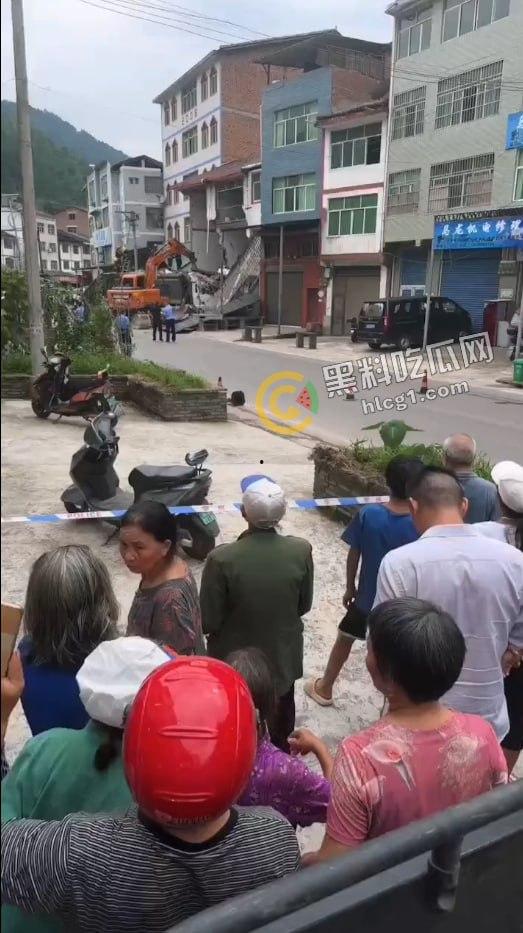 重庆石柱惊悚车祸！垃圾清运车失控撞民房，致1死1伤  第4张