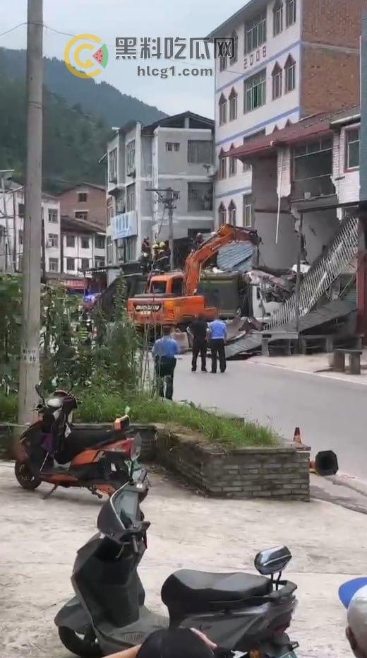 重庆石柱惊悚车祸！垃圾清运车失控撞民房，致1死1伤  第5张