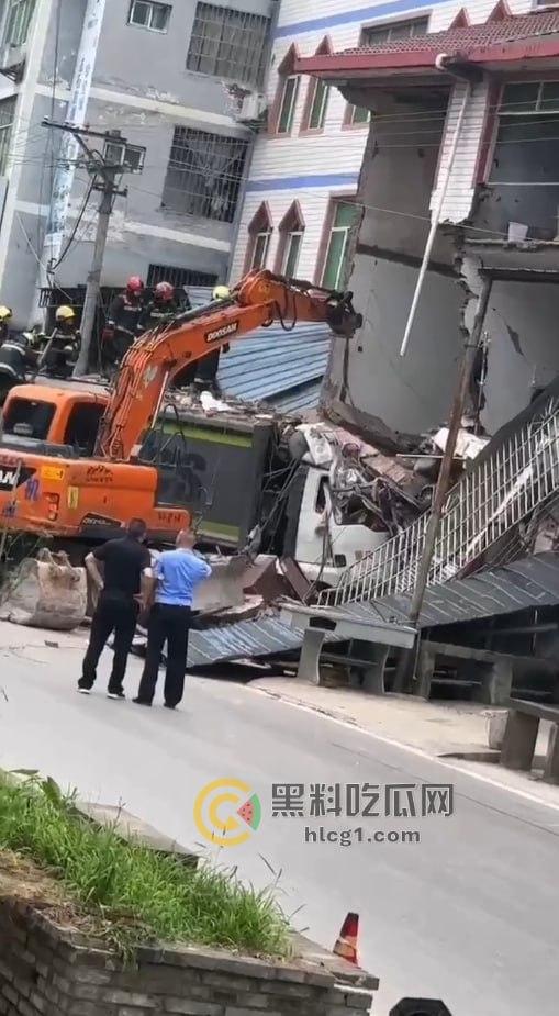 重庆石柱惊悚车祸！垃圾清运车失控撞民房，致1死1伤  第6张