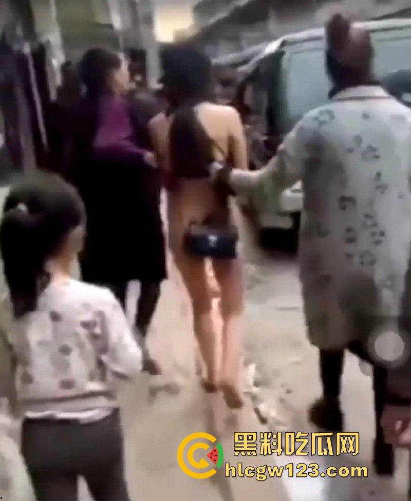 四川宜宾捉奸名场面 原配抓到小三 殴打后扒光将其裸体游街 雪白肥臀亮瞎双眼！  第3张