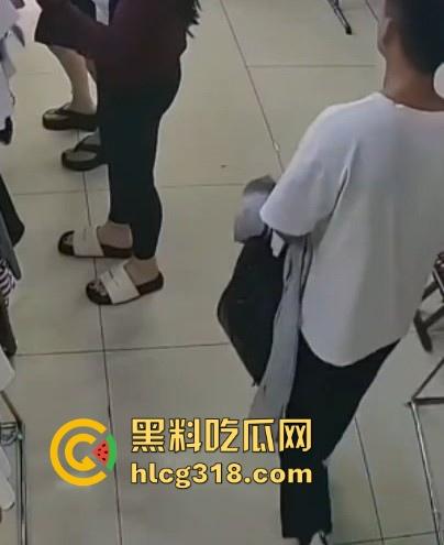 郑州女装店惊现射精男！枪法精准甩狙高手，秒射黑丝裤，瑜伽但哥们的审美一般，这都射得下去！  第1张