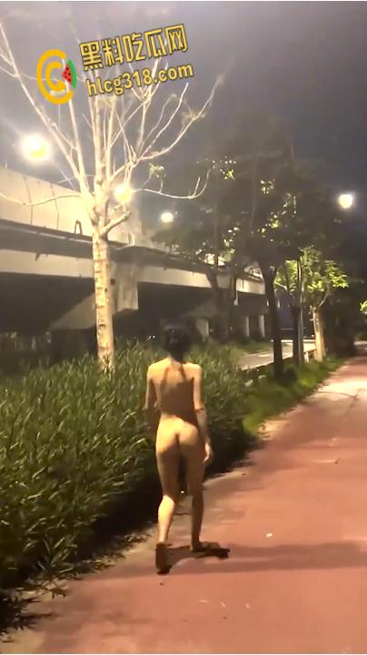 全裸姐妹花城市农村百次打卡！在别人小区裸体露出帮大叔干活，路人问路超刺激！  第8张