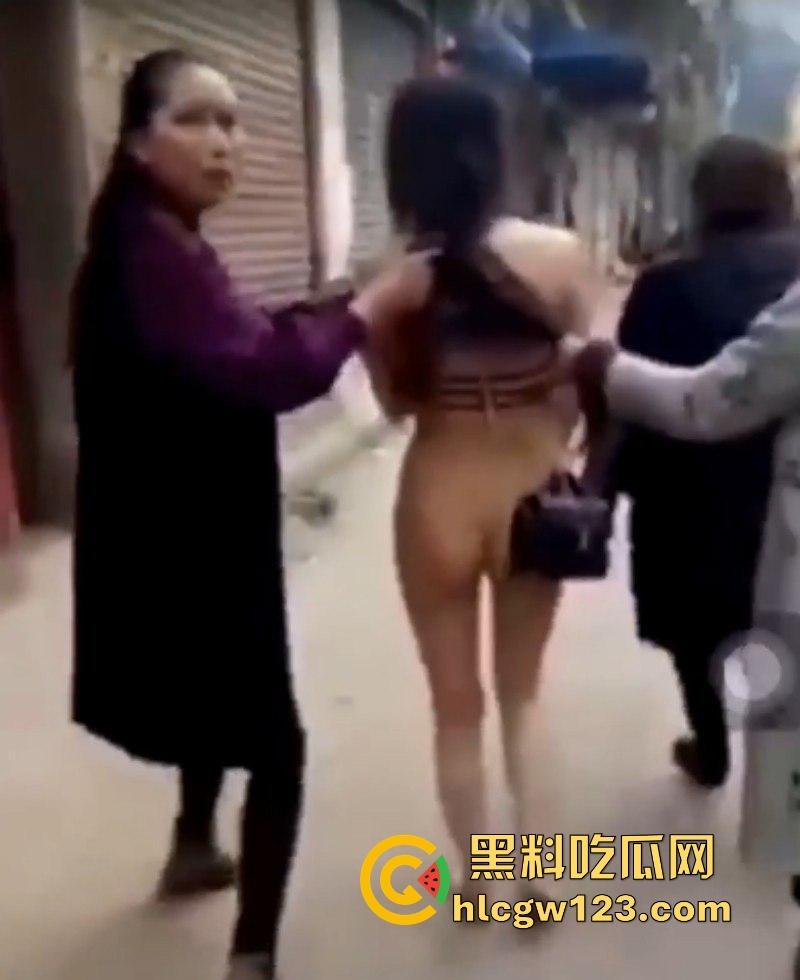 四川宜宾捉奸名场面 原配抓到小三 殴打后扒光将其裸体游街 雪白肥臀亮瞎双眼！  第6张