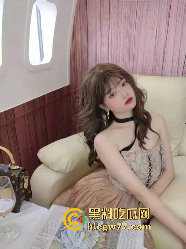 广东碧桂园职业学院卡哇伊学生妹在酒店接受炮友安排的多人运动 场面高燃堪称AV级群交！  第2张